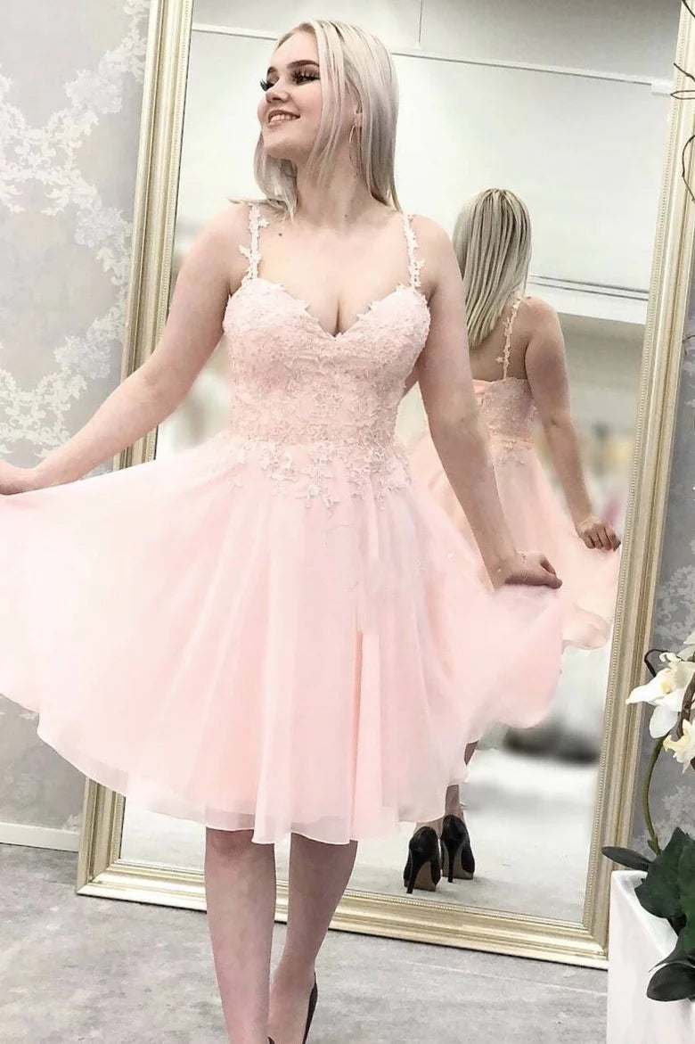 Vestido corto de fiesta con tirantes finos y apliques de encaje